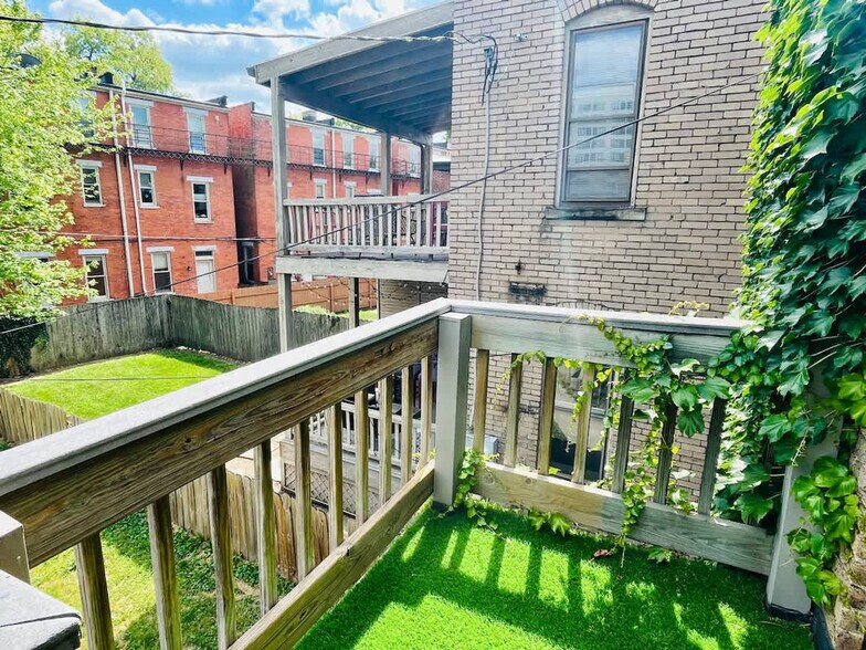 Building Photo - 31 Lundy St
