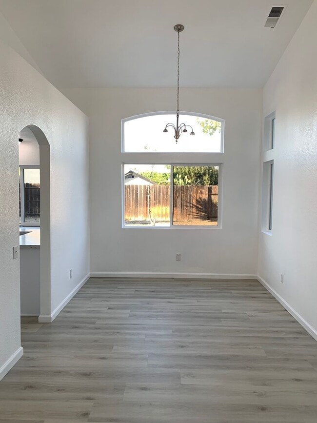 Building Photo - Full remodeled 4 bedroom 3 Bathroom home