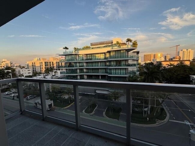 Building Photo - 9940 W Bay Harbor Dr