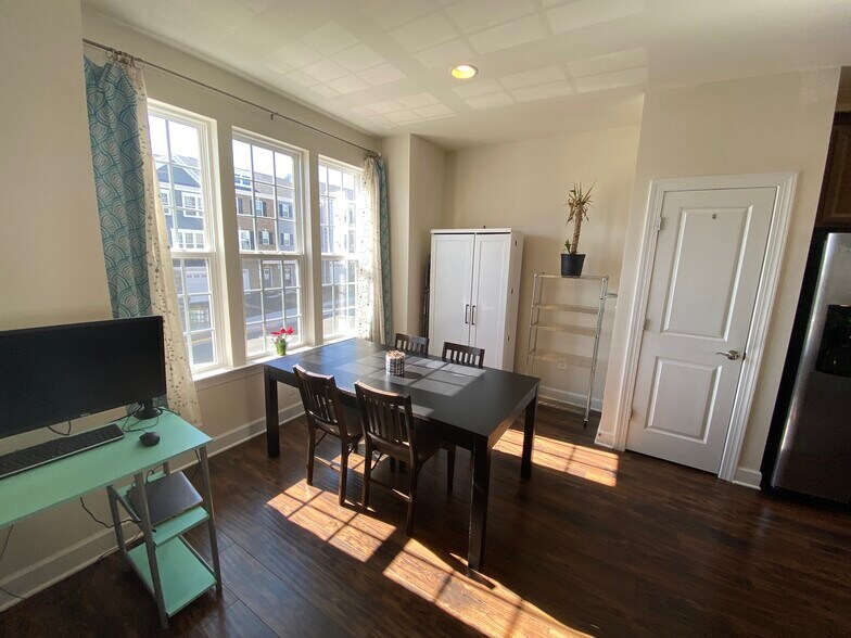Main Level Dining - 6002 Camerons Ferry Dr