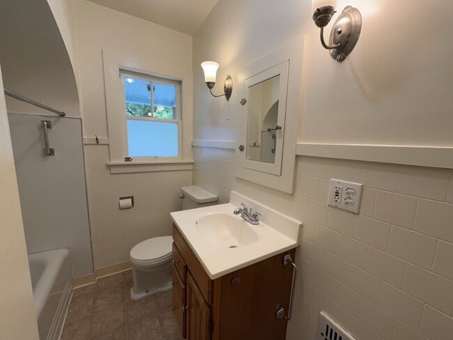 Building Photo - Sit out with your pet on the patio of this Arcata home!