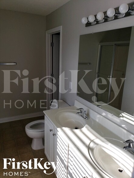 Building Photo - 1527 W Quail Run Dr