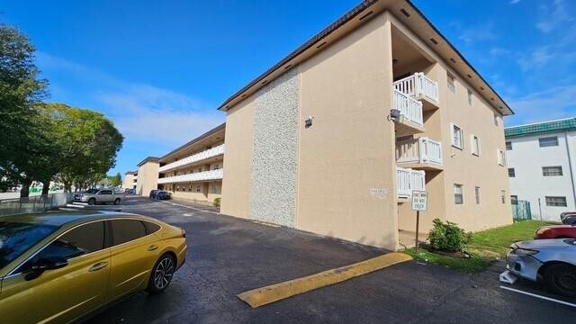 Building Photo - 5881 NW 16th Pl