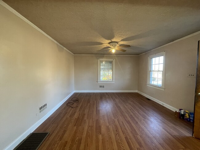 Building Photo - 270 Crescent Ln