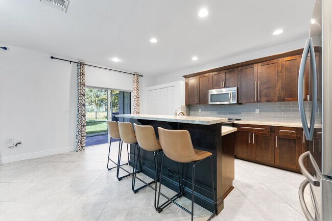 Building Photo - Stunning lakefront townhouse in gated Homestead community.