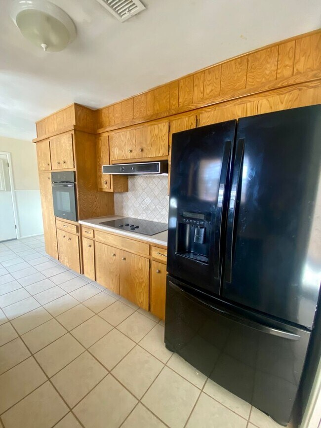 Building Photo - PRE-LEASING JULY.