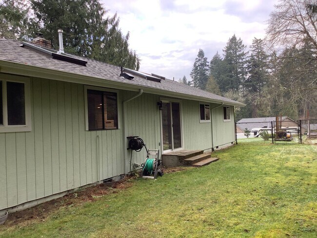 Building Photo - 1 STORY RAMBLER 3 BED 1.5 BATH IN PORT ORCHARD