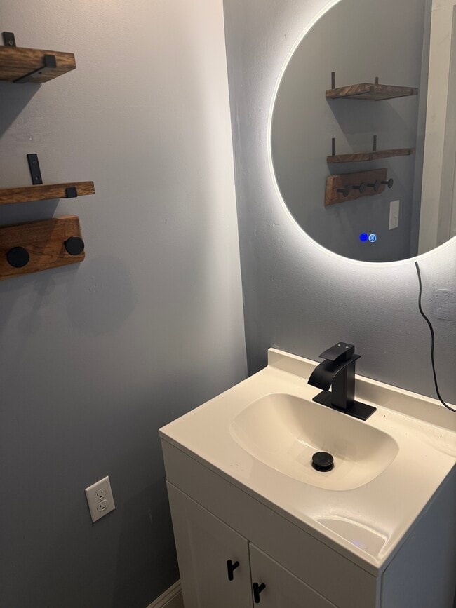 Building Photo - 119 S Mcsweyn Pl