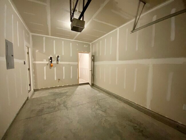 Building Photo - 836 Falls Grove Trl