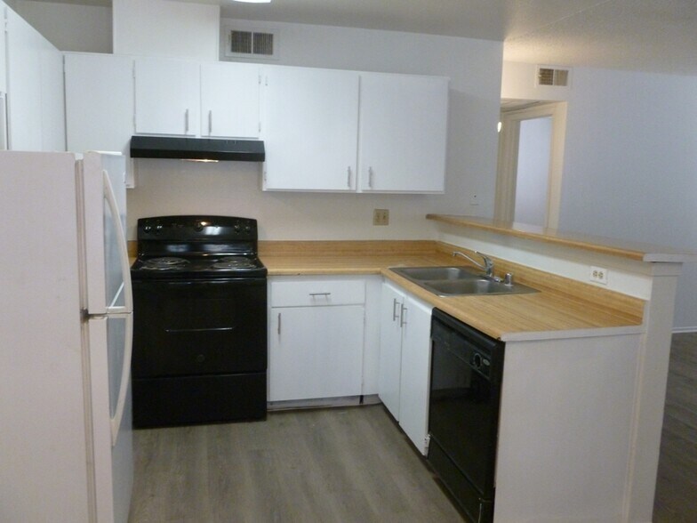 Building Photo - 2695 Jennydiane Dr