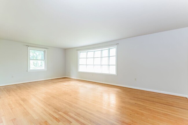 Building Photo - Spacious 3-Bedroom 2 Bath Home