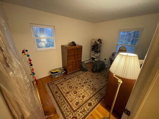 Building Photo - 3 bed, 1 1/2 Bath House