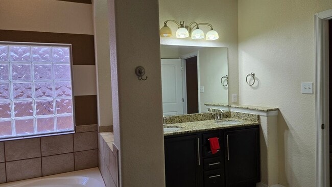 Building Photo - 5523 Cross Pond