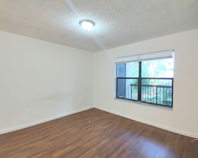 Building Photo - Spacious 1 bedroom 1 bath unit