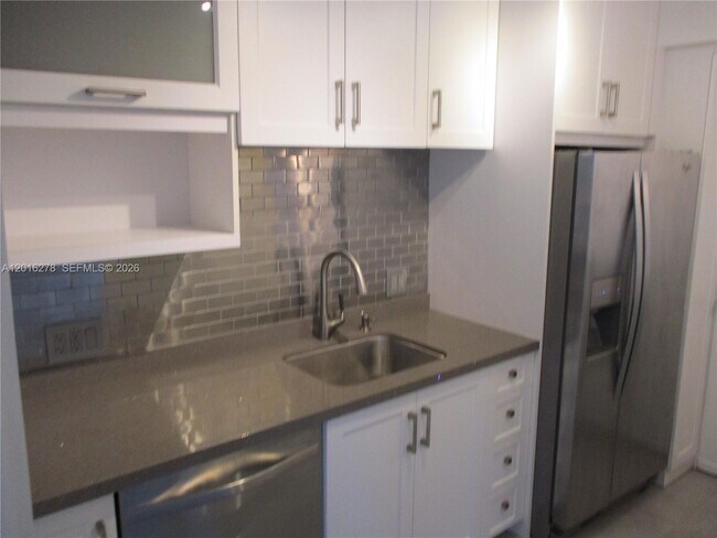 Building Photo - 5313 Collins Ave