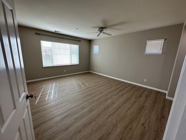Building Photo - Beautiful 5 Bedroom, 3 Bath Brentwood Home / Downstairs Bedroom and Bath