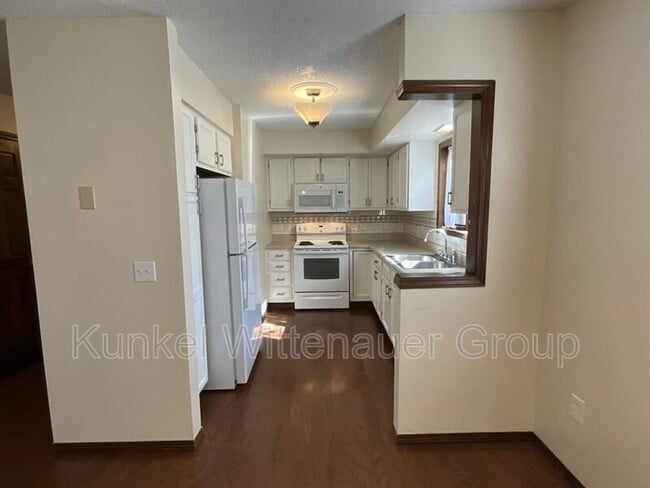 Building Photo - 9 Old Orchard Ln