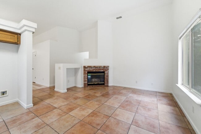 Building Photo - Olivehurst Living: 4 Beds, 2 Baths with Easy Commuting