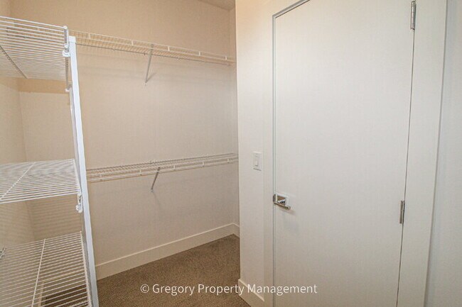 Building Photo - Newer Luxury 4 Bed 3 Bath 2 Car Garage Townhouse in Desirable Downtown Bothell Location. Walk to ...