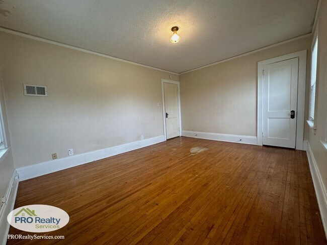 Building Photo - 3 Bedroom Plus Den Home in St. Paul