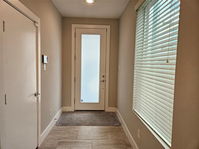 Building Photo - 2621 Hutchins St