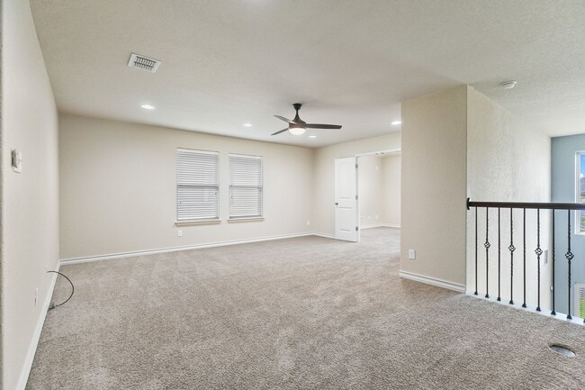 Building Photo - 5 Bedroom/3.5 Bath Saddle Creek Subdivision