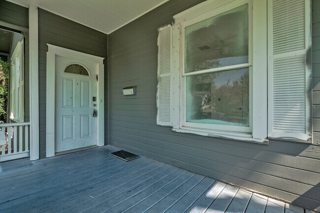 Building Photo - Upgraded and ready 5 bed 2 bath home next door to the 3 bed 2 bath home