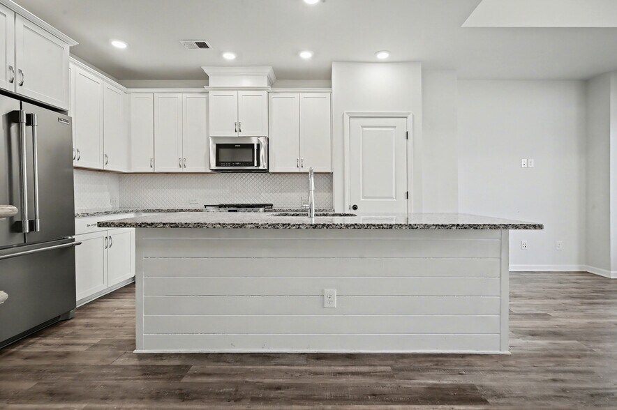 Building Photo - 2037 Statesville Ave