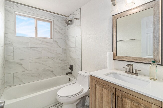 Building Photo - 2 Bedroom 1 Bath in the Heart of West Wash...