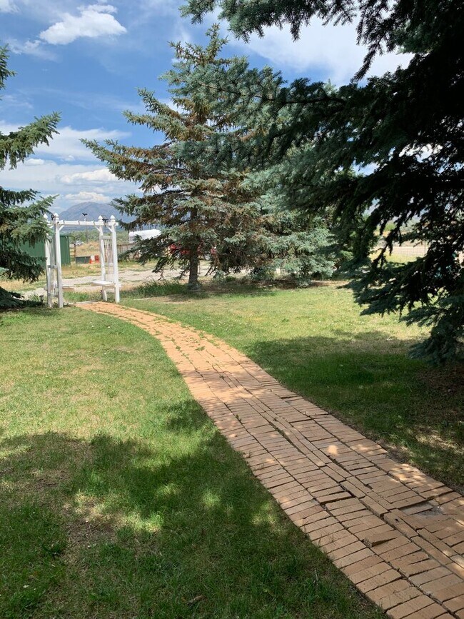 Building Photo - 2 Bedroom/1 Bathroom Duplex in Bluffdale