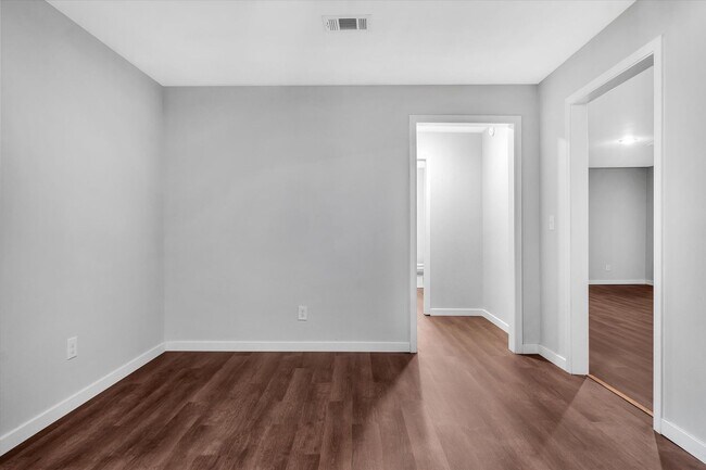 Building Photo - 107 E Elm St