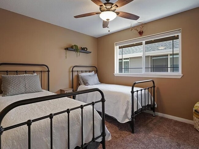 Building Photo - Spacious Prineville Home with Large Backyard!