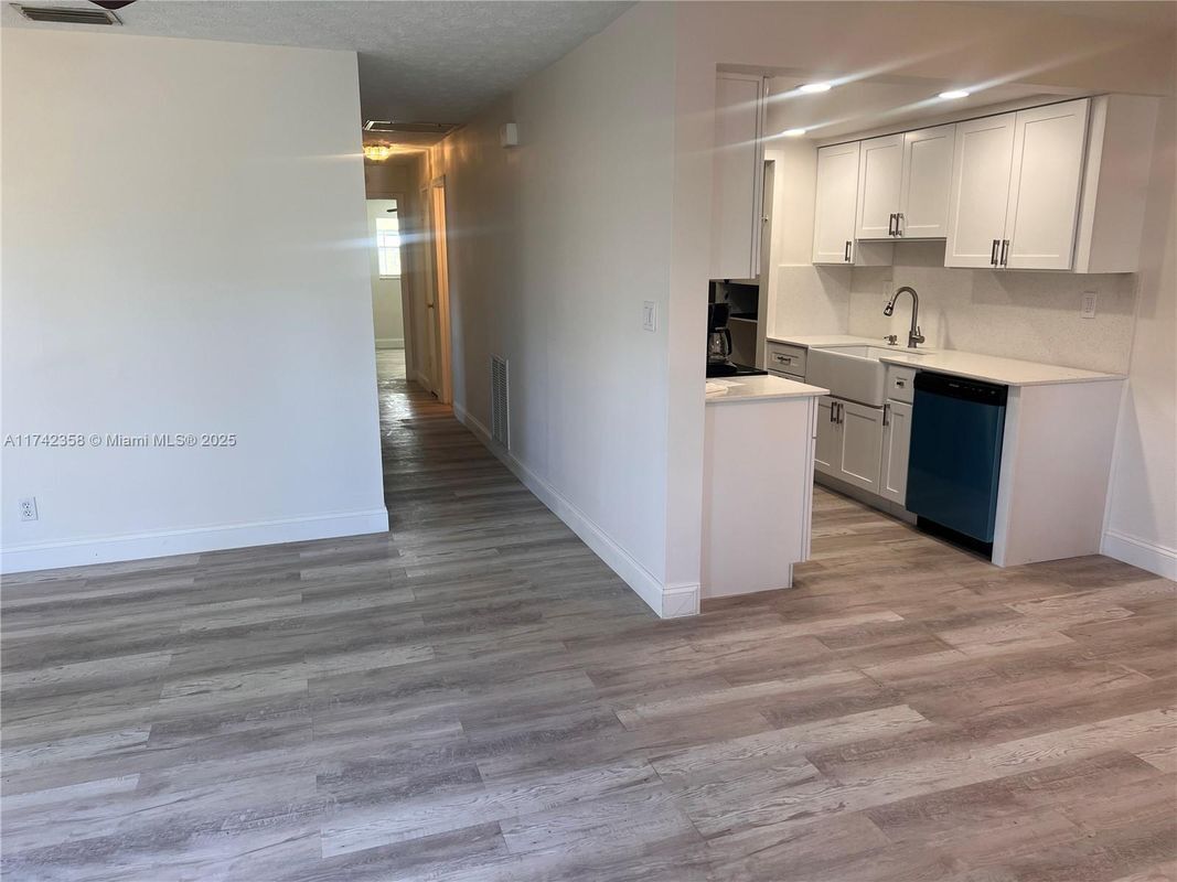 Building Photo - 820 SW 12th Ave