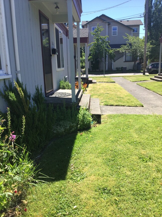 Building Photo - Quaint One Bedroom Duplex ~Close to Campus!