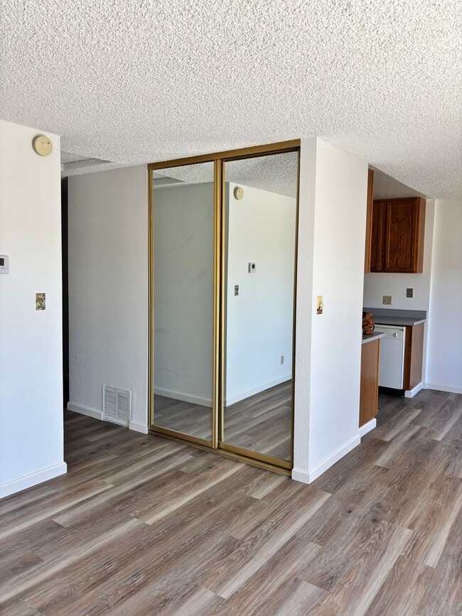 Building Photo - VERY NICE 2 BED/1 BATH 2ND FLOOR CONDO - N...