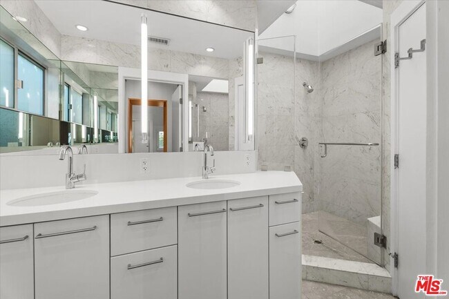 Building Photo - 4031 Hollyline Ave