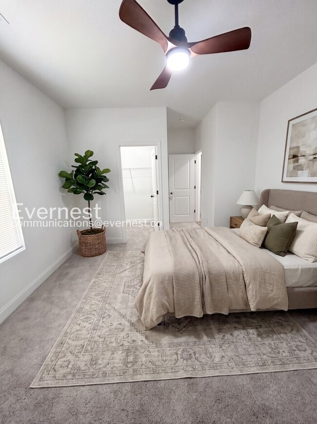 Building Photo - Home with Driveway and Modern Appliances / 3 Bed, 2 Bath  / Vuocher Accepted / Pet-friendly / Com...
