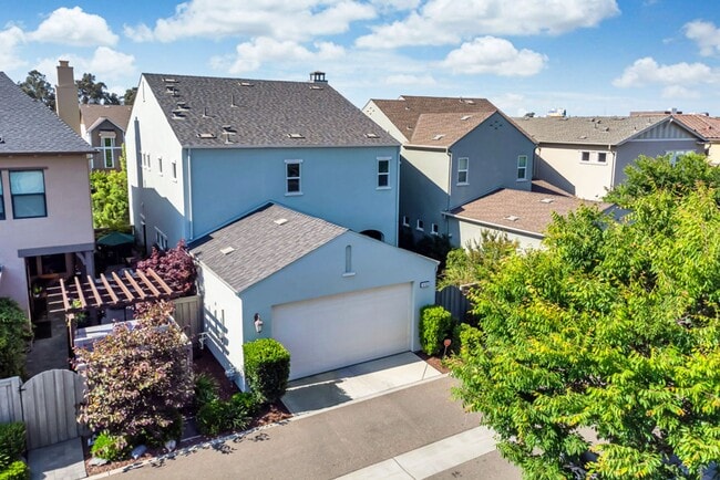 Building Photo - Stunning McKinley Village Home