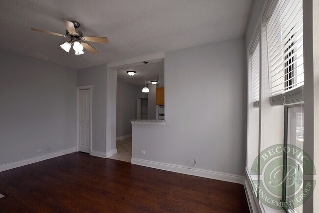 Building Photo - 4520 N Clarendon Ave