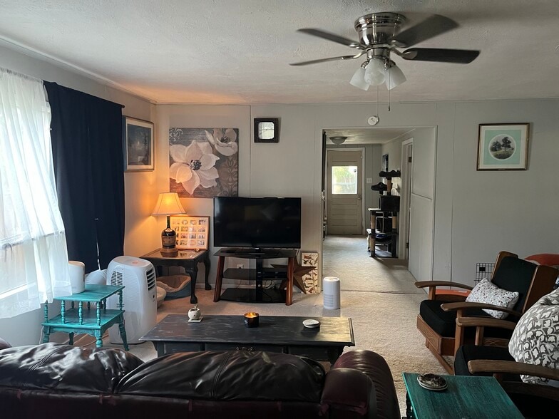 Livingroom - 437 S Peachtree St