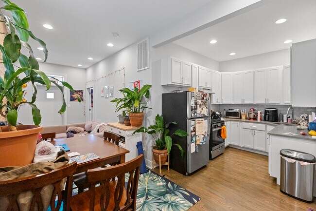 Building Photo - 2354 N Elston Ave