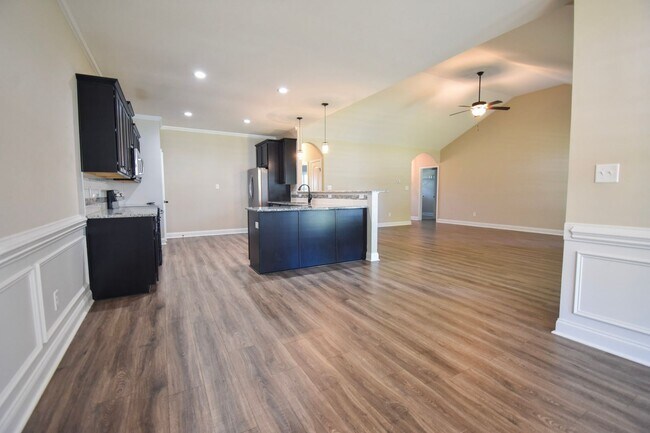 Building Photo - 4 Bedroom 2 Bathroom- Small Pets Considered