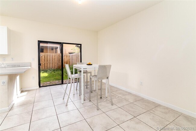 Building Photo - 3376 SE 1st St