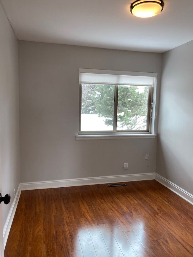 Building Photo - 4 Bed 3.5 Bath Wonderland Hill Townhouse