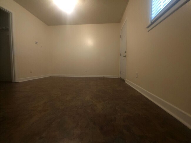 Building Photo - Charming 3-Bedroom Home for Rent – Spacious Backyard & Quiet Neighborhood!