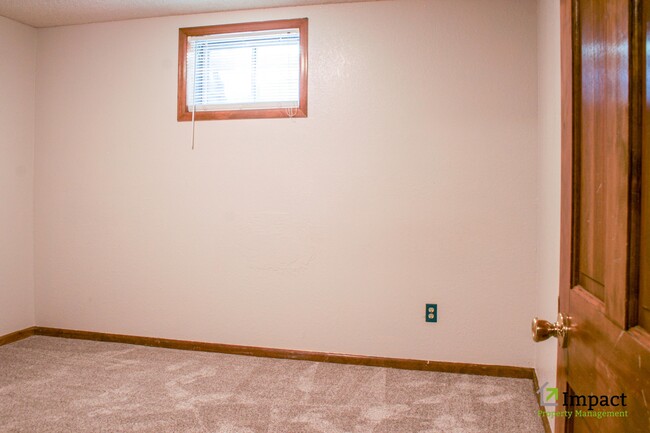 Building Photo - 8586 E Lakeview Dr