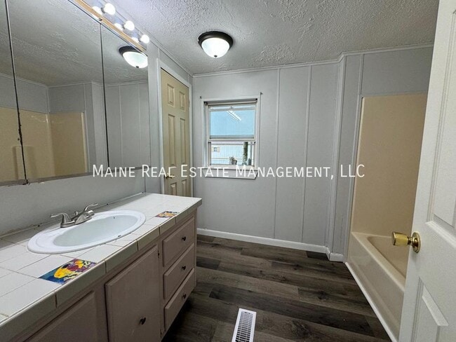 Building Photo - 34 Park Dr