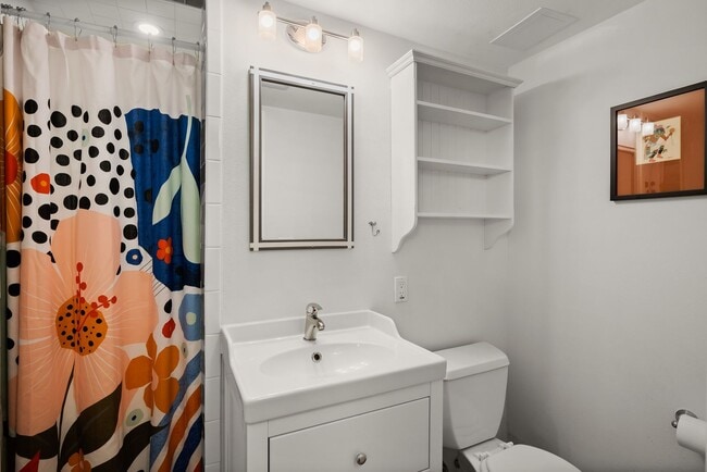 Building Photo - 4 Bed / 3 Bath in the Hallinan Neighborhood