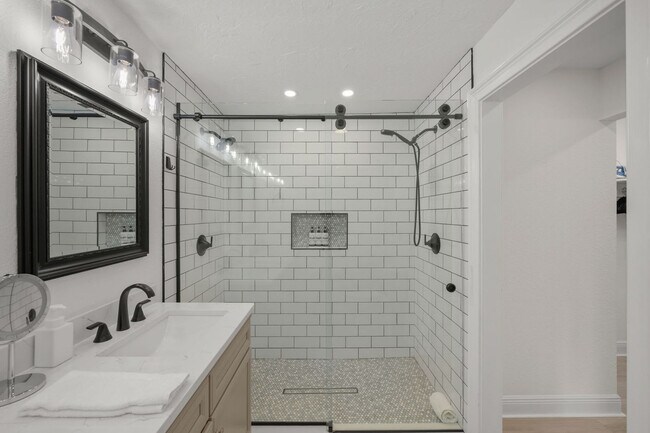 Building Photo - 522 31st St W