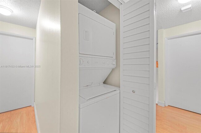 Building Photo - 8240 SW 149th Ct